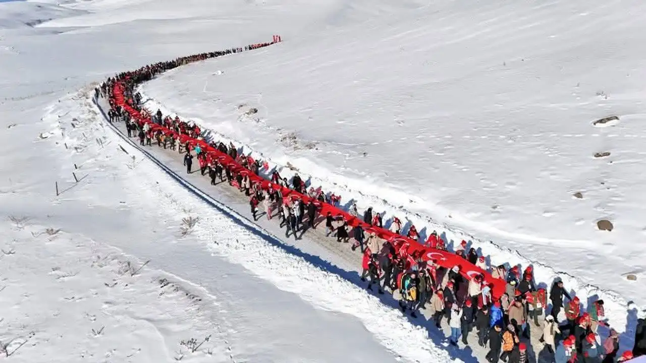 Sarıkamış Şehitlerini Anma Yürüyüşü’nde eksi 20 derecede tek yürek olundu