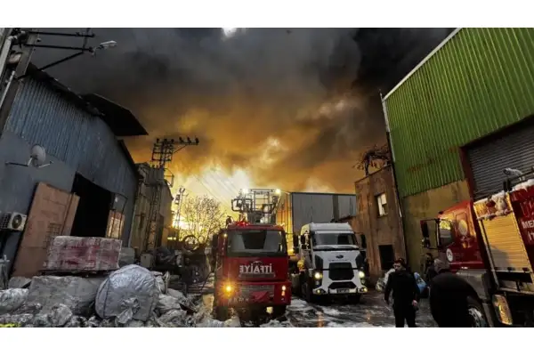 Mersin’de geri dönüşüm tesisinde yangın paniği