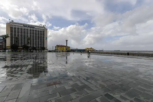 İzmir’de inşa edilen fırtına duvarı deniz taşkınını engelledi