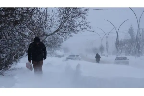 Sivas-Kayseri kara yolu kar ve tipi nedeniyle ulaşıma kapatıldı