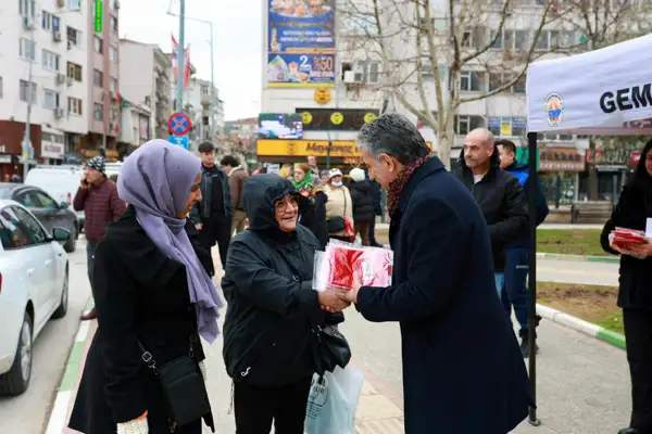 Gemlik’te vatandaşlara Türk bayrağı dağıtıldı