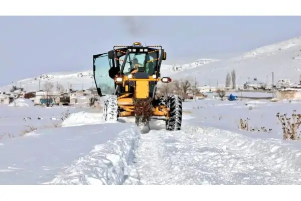 Kars’ta karla mücadele sürüyor: Kapanan 208 köy yolunun 190’ı ulaşıma açıldı
