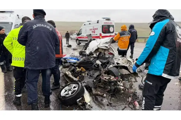 Adıyaman’da feci kazada otomobil kağıt gibi ezildi: 3 ölü, 1 yaralı