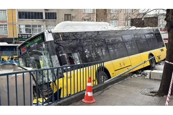 Esenler’de kontrolden çıkan İETT otobüsü otoparka daldı