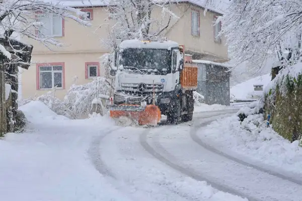 Giresun'da yüksek mahallelerde karla mücadele başladı