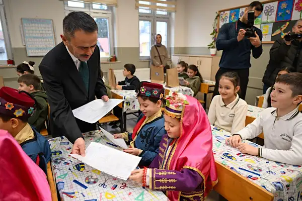 Kocaeli’de öğrenciler, karnelerini Vali Aktaş’tan aldı