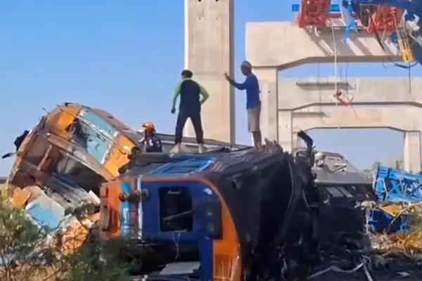 Tayland'da vinç trenin üzerine devrildi: En az 32 ölü