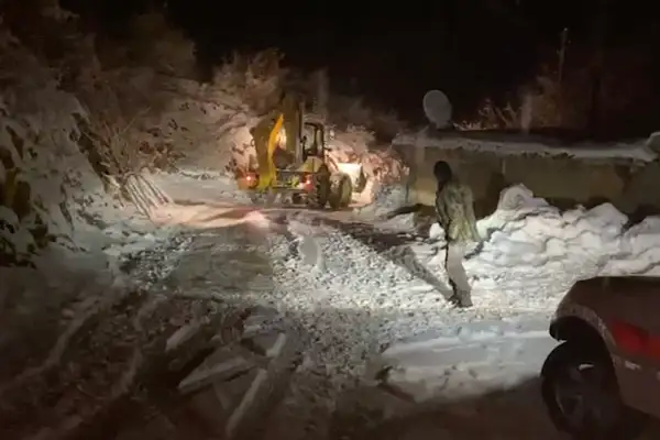 Sason’da kar nedeniyle kapanan köy yolu açıldı