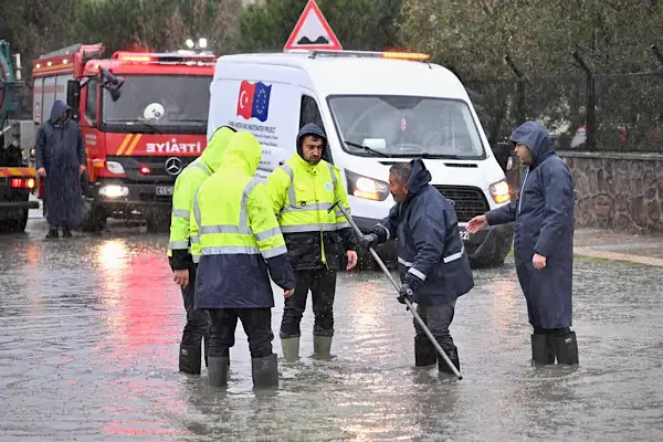 Manisa’da fırtına ve sağanak yağışa anında müdahale