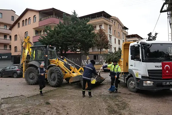 Yalova’da fırtınaya karşı ekipler seferber oldu