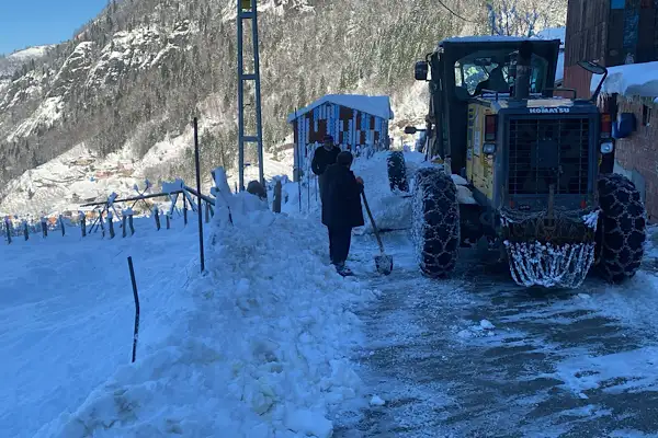 Büyükşehir ekipleri 153 mahalle yolunu ulaşıma açtı