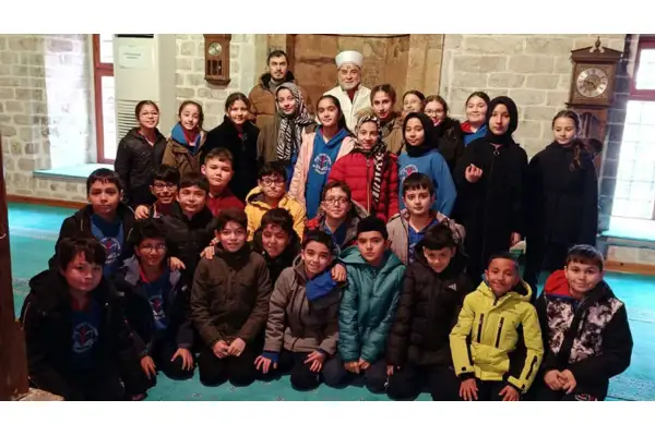 Şehit Samet Üstüner ortaokulu öğrencileri, tarihi paşa caminde