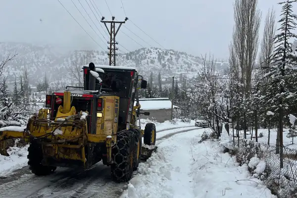Mersin'de kar yağışına karşı çalışmalar devam ediyor