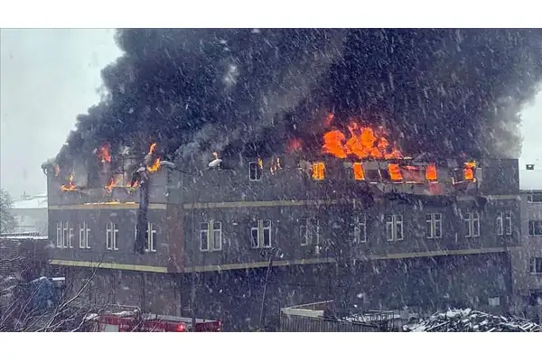 Tuzla’da fabrika alevlere teslim oldu