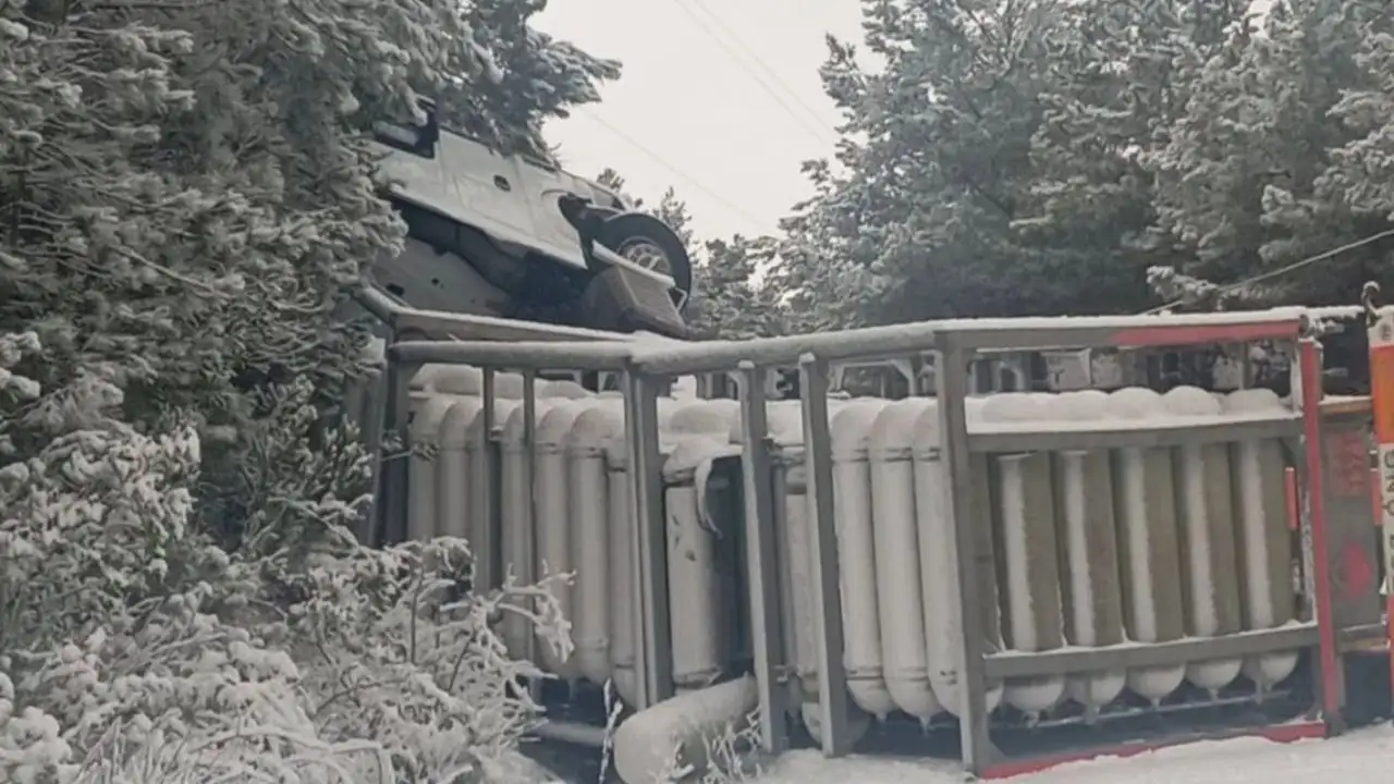 Kastamonu Bozkurt’ta doğal gaz tüpleri taşıyan tır devrildi