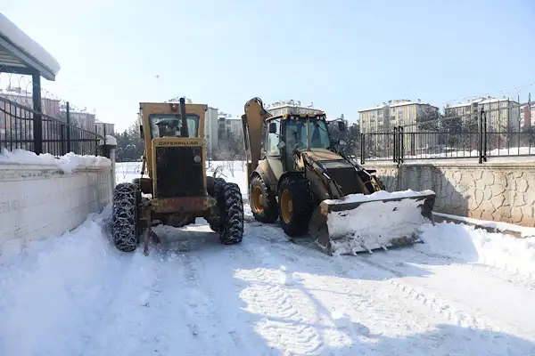  Diyarbakır’da okul yollarında kar küreme çalışmaları artırıldı