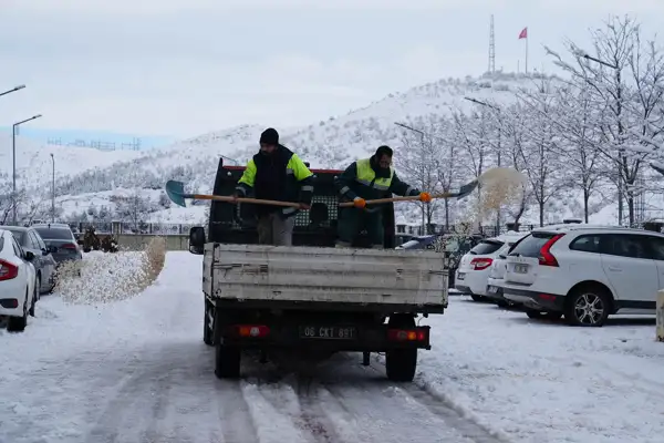 Keçiören’de kar küreme ve tuzlama seferberliği