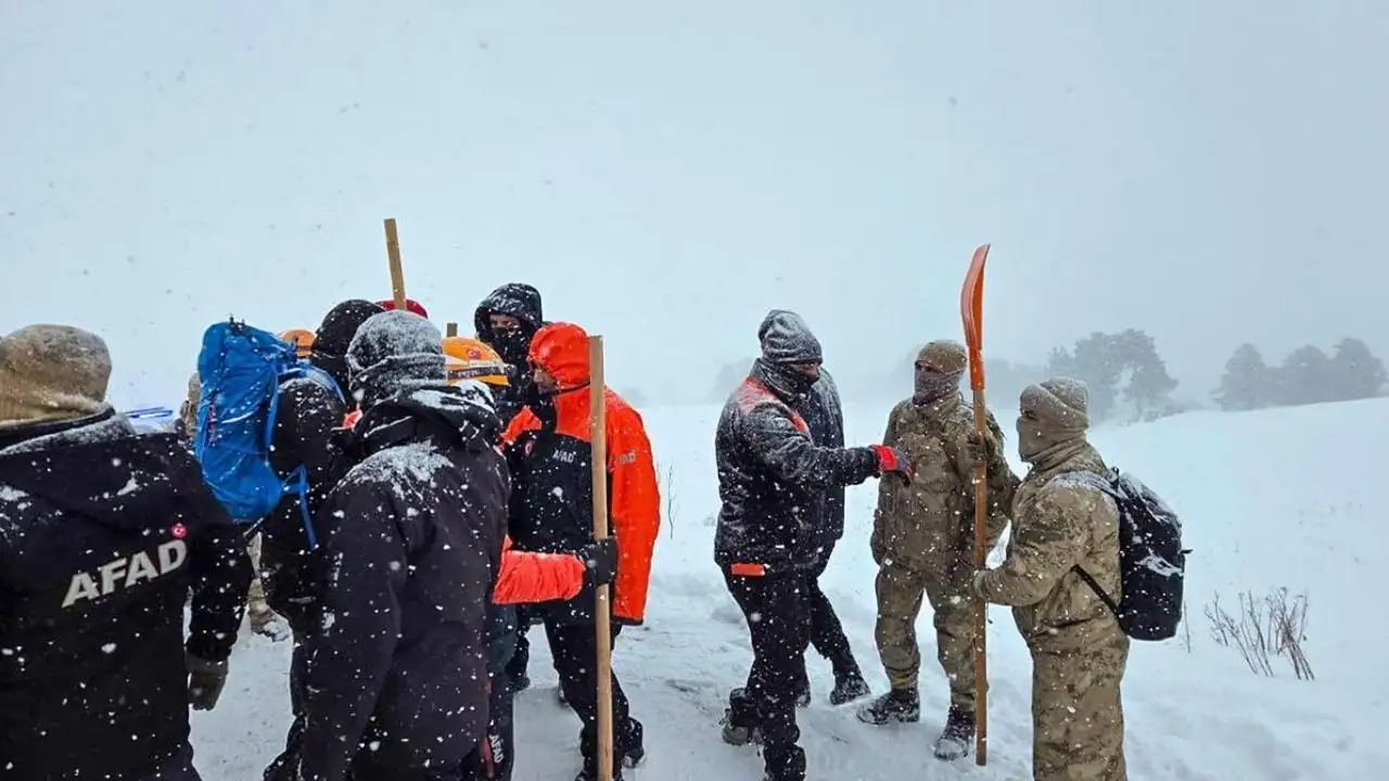 Artvin’de çığ altında kalan 2 çobanı arama çalışmaları sürüyor