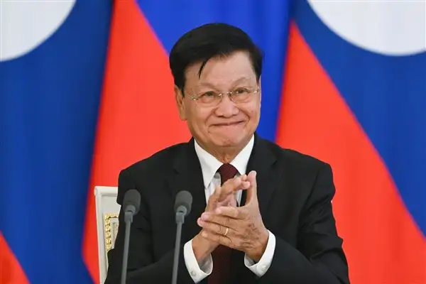 Xi yeniden LPRP Merkez Komitesi Genel Sekreteri seçilen Thongloun’u tektik etti