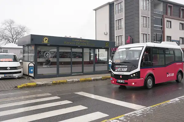 Düzce’de öz kaynaklarla üretilen akıllı duraklar hizmete sunuldu