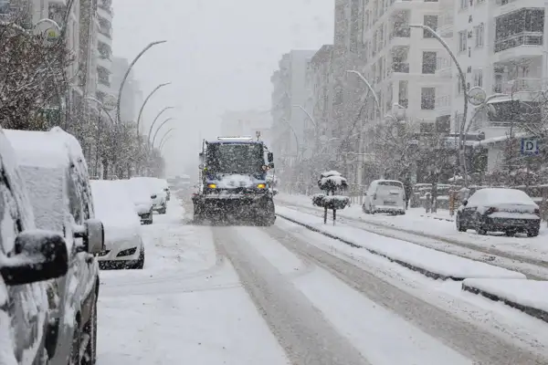 Van'da karla mücadele çalışmaları sürdürülüyor