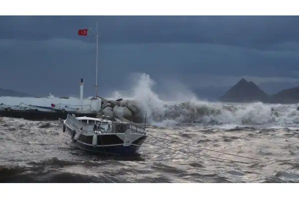 Kaş’ta şiddetli fırtına etkili oldu: Ağaçlar devrildi, okul çatısı zarar gördü
