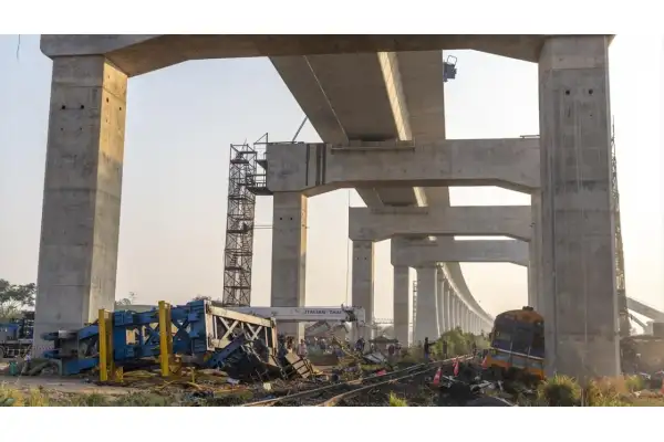 Yolcu treninin üzerine vinç devrildi: 32 ölü, 64 yaralı