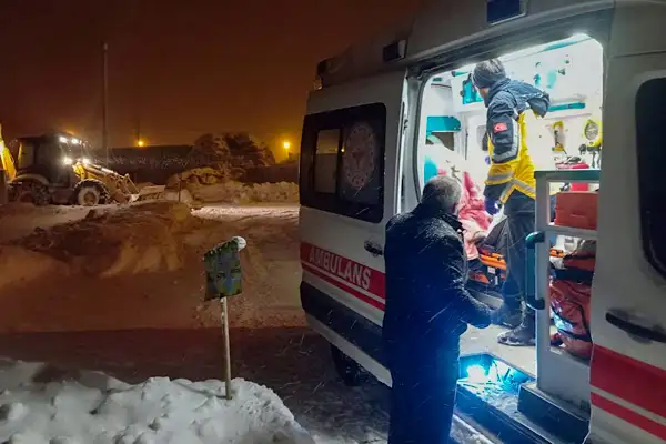 Van'da hasta ve araç kurtarma çalışması