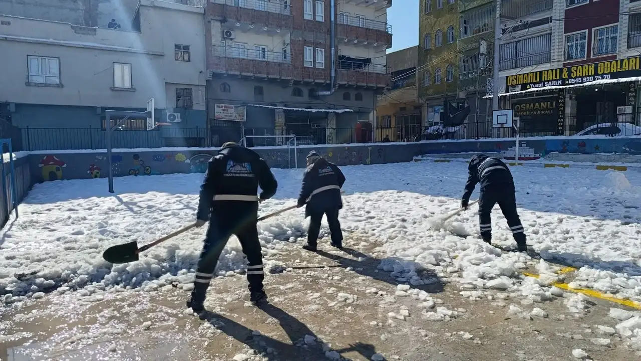 Eyyübiye okulları kar ve buzdan temizleniyor