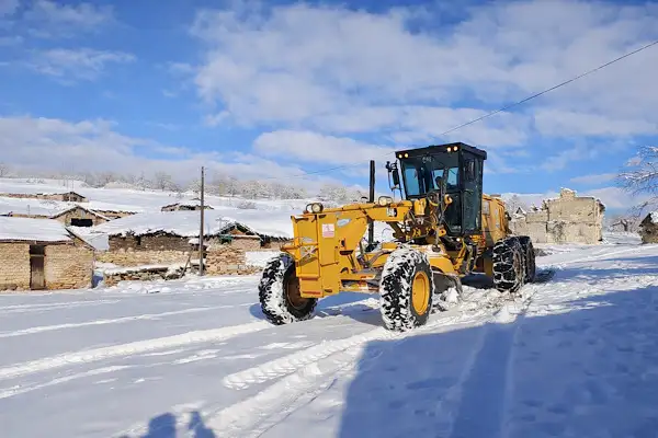 Seyitgazi’de kapanan yol yarım saatlik çalışma ile açıldı