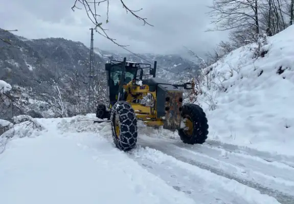 Trabzon'da karla mücadele çalışmaları devam ediyor
