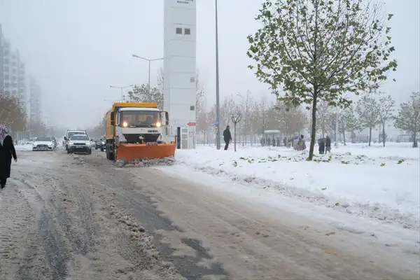 Diyarbakır'da karla mücadele çalımaları sürüyor