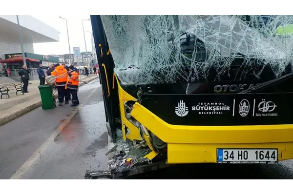 Sancaktepe’de 5 aracın karıştığı zincirleme kazada 5 kişi yaralandı
