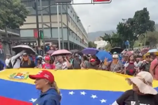 Göstericiler Maduro’nun serbest bırakılmasını talep ederek Karakas sokaklarına çıktı