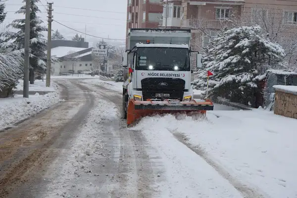 Niğde’de kar yağışına yönelik çalışmalar sürdürüldü