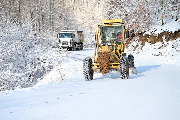 Gemlik’te yüksek kesimlerde karla mücadele çalışmaları sürdürülüyor