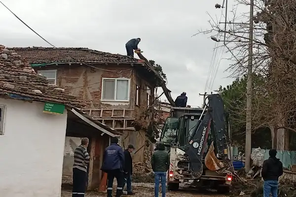 Gemlik’te olumsuz hava koşullarına müdahale sürdürülüyor