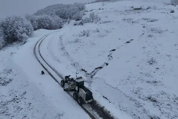 Samsun'da kar yağışı sonrası 346 mahalle yolu ulaşıma açıldı