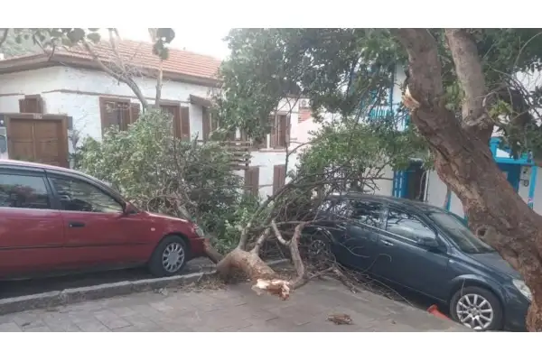 Antalya Kaş’ta fırtınanın izleri gün ağarınca ortaya çıktı