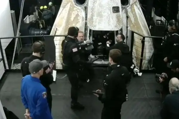 Uzay İstasyonu astronotları sağlık nedeniyle Dünya'ya erken döndü