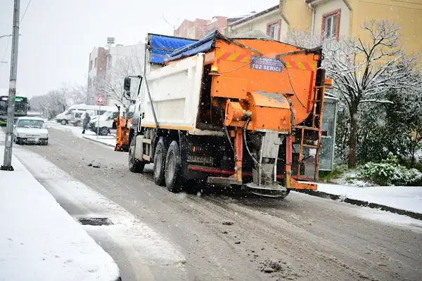 Çayırova’da karla mücadele sürüyor