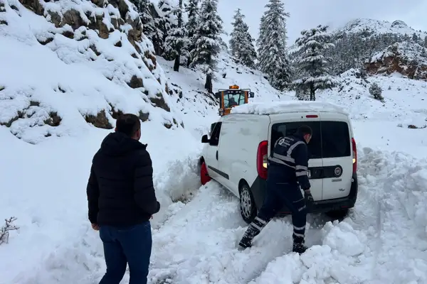 Akseki’de mahsur kalan 4 vatandaş kurtarıldı