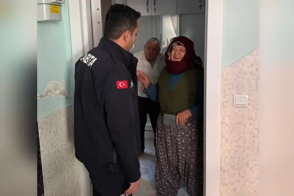 Kepez’de pazar yerinde kaybedilen cüzdan sahibine teslim edildi 