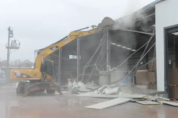 Nilüfer’de üç kaçak yapı yıkıldı