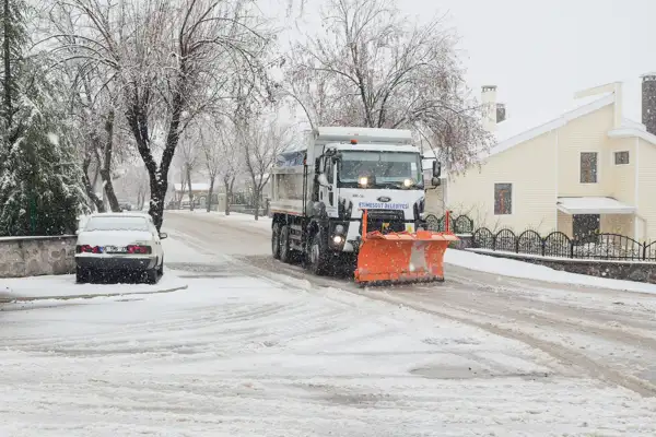Etimesgut’ta yoğun kar yağışı karşısında ekipler sahada