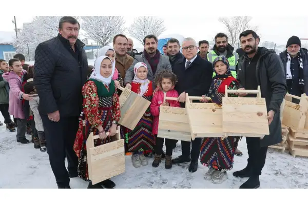Çocuklara el yapımı geleneksel tahta kızak hediye edildi