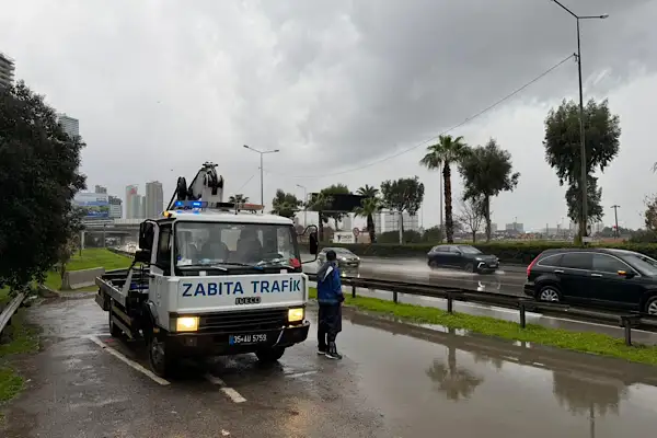 İzmir’de kuvvetli yağışa karşı tüm birimler sahada teyakkuza geçti