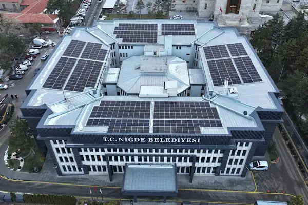 Niğde Belediyesi hizmet binasında fosil yakıt kullanımını sonlandırdı