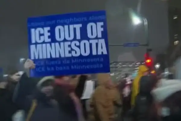 Minneapolis'te protestocular, olay yerine giden trafiği engellemek için barikatlar kurdu