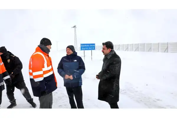 Vali Polat, Sakaltutan Geçidi’nde karla mücadele çalışmalarını inceledi